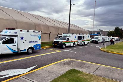 Ambulancias a la espera de uniformados heridos en un ataque a la base militar de Puerto Jordán, en el departamento colombiano de Arauca.