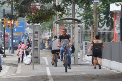 A decir de los ciclistas, uno de los problemas que experimentan es que en las ciclovía ya construidas estén habilitadas también aceras y hasta paraderos de buses.
