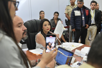 La presidenta de la comisión, la correísta Pamela Aguirre, se retiró de la mesa legislativa al conocer del cambio del orden del día.