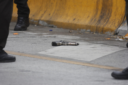 Según información preliminar, los policías habrías disparado contra el presunto delincuente en plena avenida.