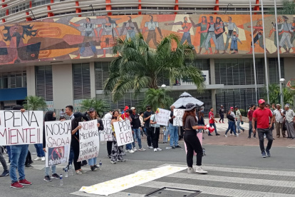 Trabajadores de prestadores externos protestan en las afueras del IESS.