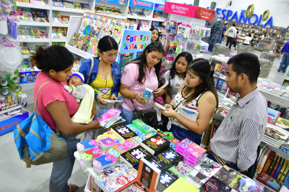 La feria del libro atrae a lectores de todas las edades.