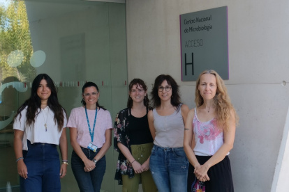 Autoras de la investigación a las puertas del Centro Nacional de Microbiología del Instituto de Salud Carlos III de Madrid