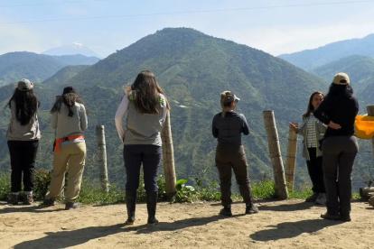 Vista. Personas observando el cráter del volcán Cerro Machín en Toche