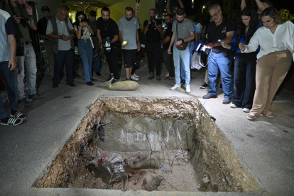 La gente observa hueco donde soldados del ejército libanés hicieran estallar un dispositivo de comunicación, en Beirut.