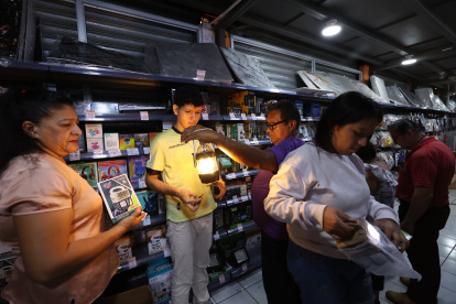 Ferretería. A lo largo de la calle Rumichaca, en el centro de Guayaquil, los locales estuvieron llenos de clientes desde temprano. En algunos se agotaron los focos.