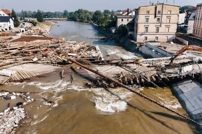Una vista del puente destruido en la ciudad de Glucholazy en el voivodato de Opole, Polonia, el 18 de septiembre de 2024.