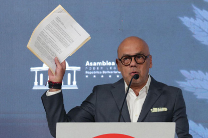 Jorge Rodriguez, de la Asamblea Nacional, sostiene un documento supuestamente firmado por el candidato de la oposición, este miércoles en Caracas (Venezuela).