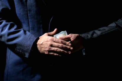 El supuesto abogado habría pedido grandes cantidades de dinero a su clienta.