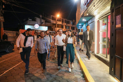 De izq. a der. Pedro Tapia, presidente del GAD Cumbayá; en el centro, Pabel Muñoz y Paola Romero.