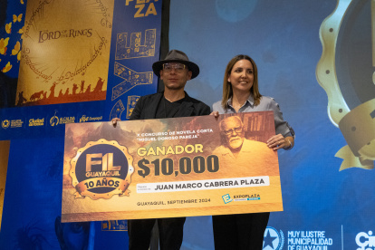 Jakk Cabrera es psicólogo clínico, obtuvo una mención en el concurso de novela corta La Linares, con su primera obra. Es autor de ‘Canción rota’ y ‘Corre, Charlie. ¡Corre!’.