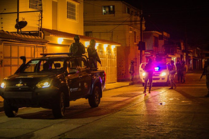 Militares patrullando por las calles de Guayaquil.