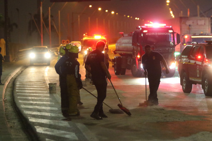 Limpieza de combustible regado en el puente de la Unidad Nacional.