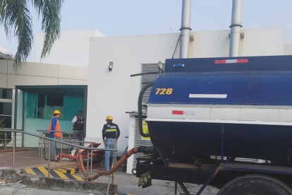 Tanqueros abasteciendo a instituciones.