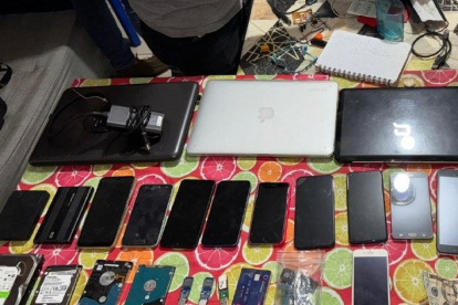 Más de 900 celulares se incautaron en la operación internacional que involucra a dos sospechosos de Ecuador.