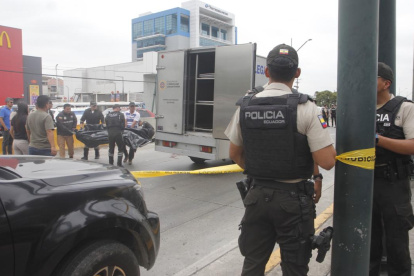 Medicina legal acudió al sitio para retirar el cuerpo del presunto delincuente abatido.