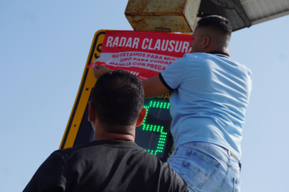 El momento en que se ubicó el sello de clausurado a los radares.