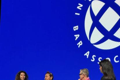 Ciudad de México. Almudena Arpón de Mendívil (izq.), junto a Rigoberta Menchú, en la cita internacional.