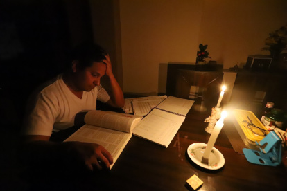Hugo Alfonso encendió velas para estudiar la madrugada de este jueves 19 de septiembre, durante el apagón en Guayaquil.