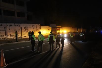 En El Condado se controló a los vehículos durante el corte de luz.