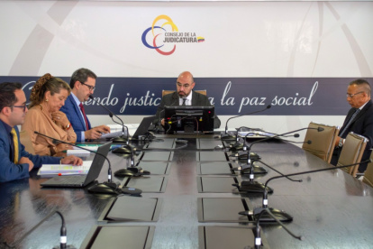 Figura. Mario Godoy (centro) es el presidente del Consejo de la Judicatura desde julio hasta enero de 2025.