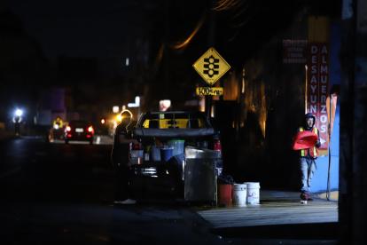 Comerciantes y locales comerciales finalizaron antes la jornada por el corte de luz.