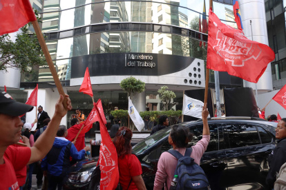 El Frente Unitario de Trabajadores (FUT) realizó un plantón, para solicitar que se deroguen cinco acuerdos firmados por el Ministerio de Trabajo.