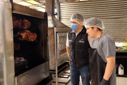 Control. Un técnico de Arcsa revisa el cumplimiento de las normas de higiene.