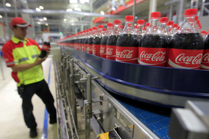 Un trabajador se encuentra junto a los productos de Coca-Cola en la planta de Coca Cola Amatil Indonesia (CCAI) Cikekodan en Bekasi, Java Occidental, Indonesia, 31 de marzo de 2015. Según los informes, la empresa construirá una nueva planta en Cikedokan con inversiones planificadas Por valor de 500 millones de dólares EE.UU. para acelerar el crecimiento en el mercado indonesio en los próximos tres a cuatro años. EPA / BAGUS INDAHONO.




epa04687344 An Indonesian worker stands next to Coca-Cola products in the Coca Cola Amatil Indonesia (CCAI) Cikekodan Plant in Bekasi, West Java, Indonesia, 31 March 2015. According to reports, the company will build a new plant in Cikedokan with planned investments worth 500 million US dollars to accelerate growth in Indonesian market in the next three to four years. EPA/BAGUS INDAHONO.