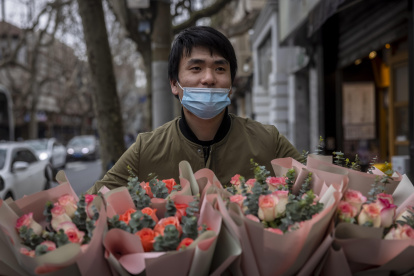 Shanghaii (China), 08/03/2021.- Un hombre con ramos de flores camina por la calle en Shanghai, China, 08 de marzo de 2021. El 08 de marzo se conmemora el Día Internacional de la Mujer para celebrar la igualdad de derechos de género. En China desde 2014, las mujeres tienen derecho a medio día libre. El tema del Día Internacional de la Mujer para 2021 es "Elige desafiar", lo que indica que el mundo desafiado es un mundo alerta. EFE / EPA / ALEX PLAVEVSKI |



Shanghaii (China), 08/03/2021.- A man carrying flower bouquets walks on the street in Shanghai, China, 08 March 2021. International Women"s Day is marked on 08 March to celebrate gender equal rights. In China since 2014, women are entitled to a half-day off work. International Women"s Day Theme for 2021 is "Choose to Challenge,"¬ù which indicates that the challenged world is an alert world. EFE/EPA/ALEX PLAVEVSKI
