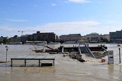 Restos de madera y ramas de árboles aparecen atrapados en un muelle en el desbordado río Danubio en el centro de Budapest, Hungría, el 20 de septiembre de 2024.