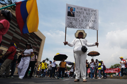 AME974. CALI (COLOMBIA), 19/09/2024.- Una mujer sostiene un cartel durante una marcha en apoyo al gobierno del presidente de Colombia, Gustavo Petro, este jueves en Cali (Colombia). EFE/ Ernesto Guzmán
