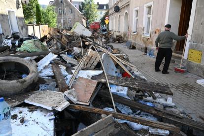 Daños en calles inundadas tras las inundaciones en Ladek-Zdroj, suroeste de Polonia, 20 de septiembre de 2024.