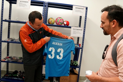 Durante una de las inspecciones en los vagones del Metro, el personal encontró un uniforme deportivo completamente nuevo.