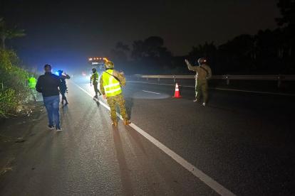 Vías. Durante el recorrido realizado por EXPRESO hubo presencia del Ejército, que resguardaba la carretera. 
AG PERIODISTAS