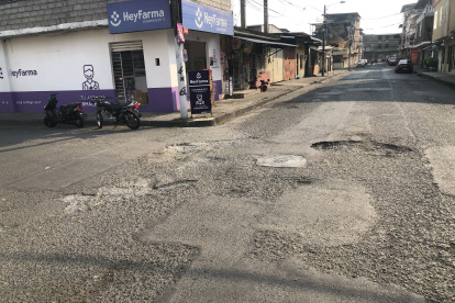 Hoyos. Este es el panorama en prácticamente toda la ciudadela: calles con baches y con asfalto desgastado hace años.