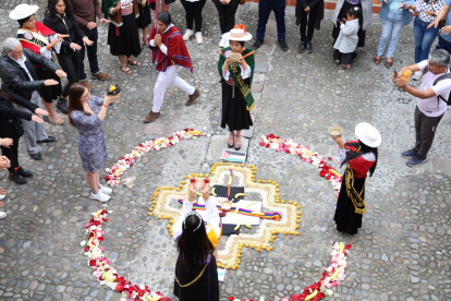 Ceremonial. Las reinas de las comunidades indígenas levantan sus ofrendas en honor a la Pachamama, en la celebración reciente.