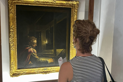 Una mujer observa una de las piezas expuestas en la exposición que los Foros de Roma han dedicado a Penélope.
