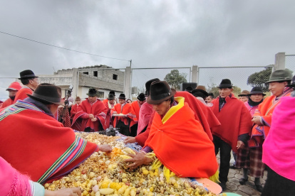 Latacunga. En la pampamesa todos aportan con alimentos. Se colocan papas, mellocos, habas y tostado.