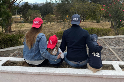 Cynthia con su familia