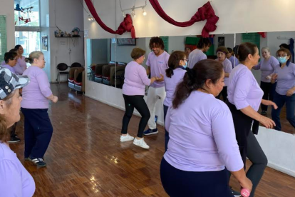 En la Casa Somos de Cotocollao, algunas adultas mayores son parte de las clases de baile. El envejecimiento activo es una forma de prevenir el Alzheimer.