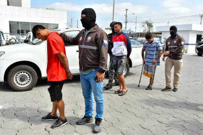 Un hombre en muletas, entre los tres detenidos por asesinato en el suburbio de Guayaquil.