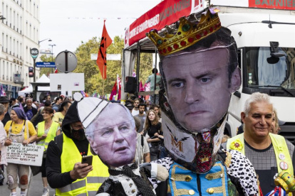 Manifestantes sostienen un cartel del primer ministro Michel Barnier y del presidente francés Emmanuel Macron durante una protesta en París, este sábado 21 de septiembre.