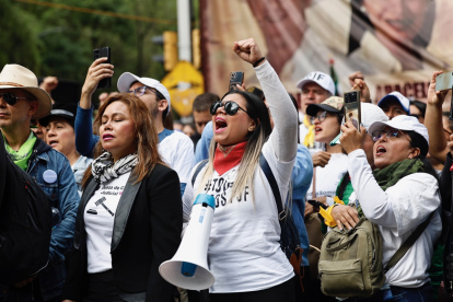 Trabajadores del poder judicial de la federación que protestan en los alrededores del Senado de la República, en Ciudad de México.
