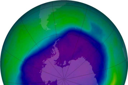 Una imagen de satélite de la capa de ozono de la tierra sobre la Antártica.