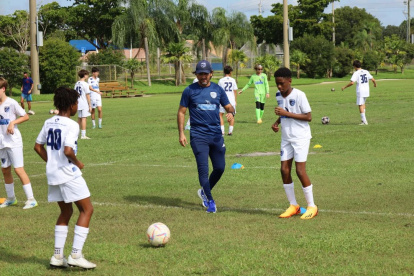 Bolívar Vera es entrenador de la categoría sub-13 y sub-14 del club Davie United, de Estados Unidos.