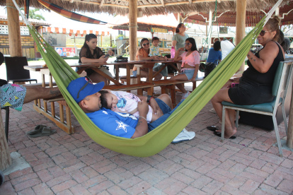 Una familia disfruta de un día de campo en la vía a la costa, cerca de la ciudad de Guayaquil.