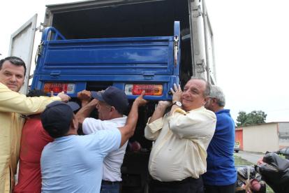 En sus cinco intentos por llegar a la presidencia, Álvaro Noboa obsequió congeladores, cocinas industriales, sillas de ruedas y dinero.