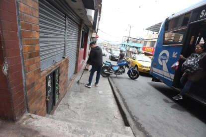 impieza. Vecinos limpiaban los vidrios rotos de la peluquería que quedaron esparcidos por la calle tras el violento ataque armado.