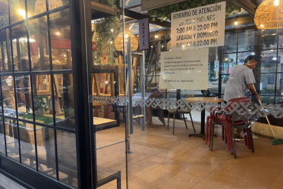 Operación. En las puertas de este local, el miércoles 18 de septiembre estaba pegado un rótulo que decía que ese día cerraban a las 20:00, dos horas antes del toque de queda.